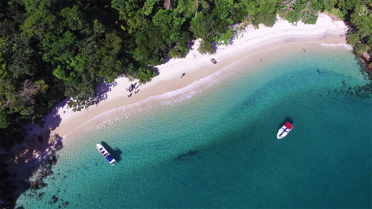Praia de Grumixama: O Refúgio Secreto no Seu Passeio de Lancha em Angra