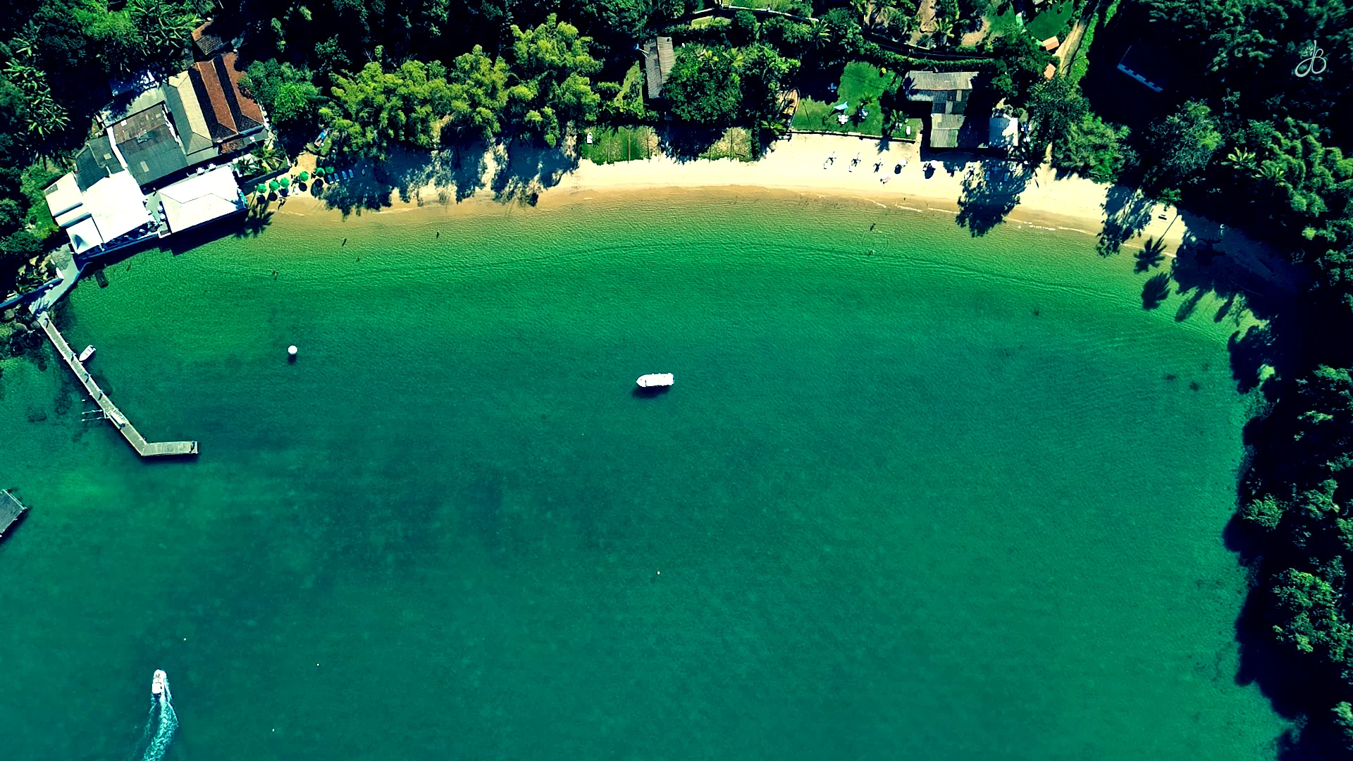 Praia das Flechas: Onde a Sofisticação Náutica Encontra o Sabor de Angra