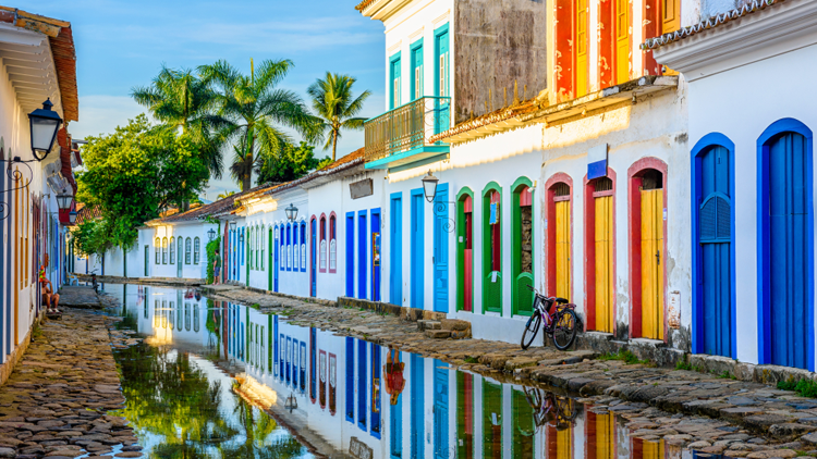 Perspectiva de uma das ruas do centro histórico de Paraty.