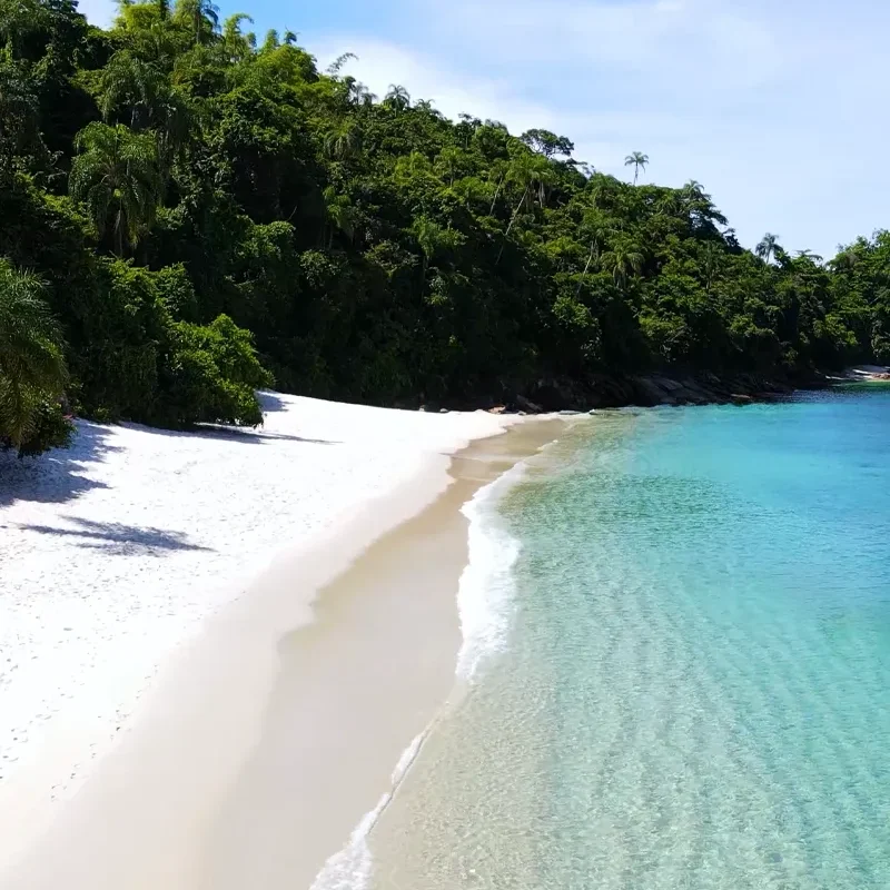 Visão aérea da faixa de areia da praia de Jurubaíba, mais conhecida como praia do Dentista.